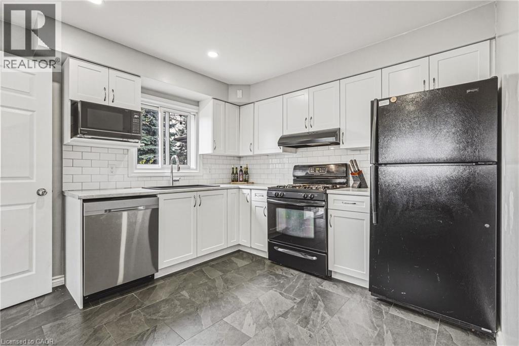161 Ivon Avenue, Hamilton, ON - Indoor Photo Showing Kitchen