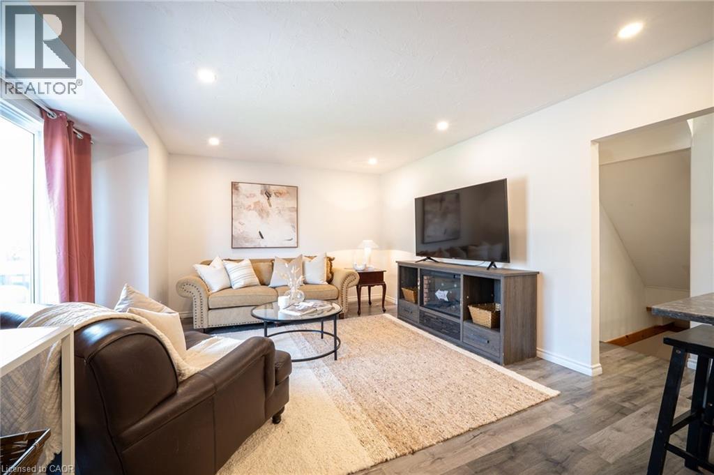 18 Armstrong Avenue, Hamilton, ON - Indoor Photo Showing Living Room