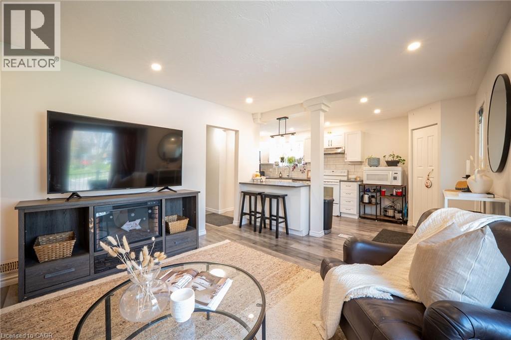 18 Armstrong Avenue, Hamilton, ON - Indoor Photo Showing Living Room
