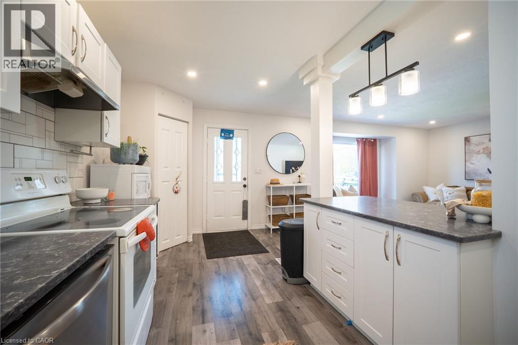 18 Armstrong Avenue, Hamilton, ON - Indoor Photo Showing Kitchen