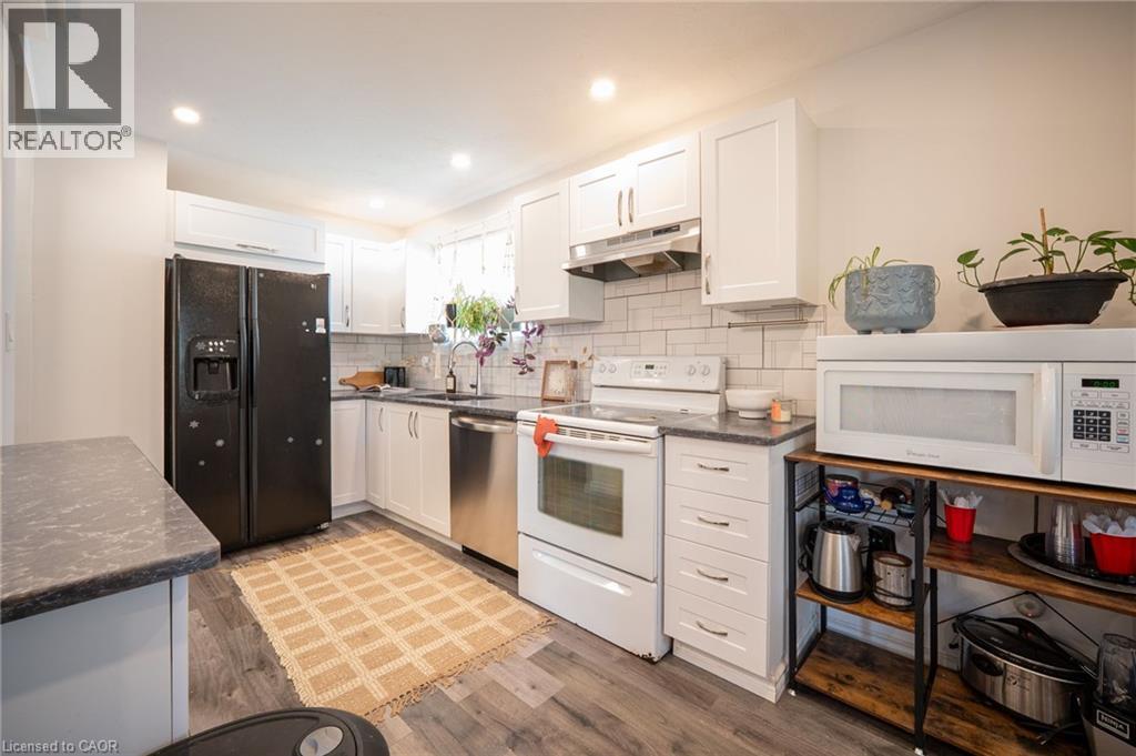 18 Armstrong Avenue, Hamilton, ON - Indoor Photo Showing Kitchen