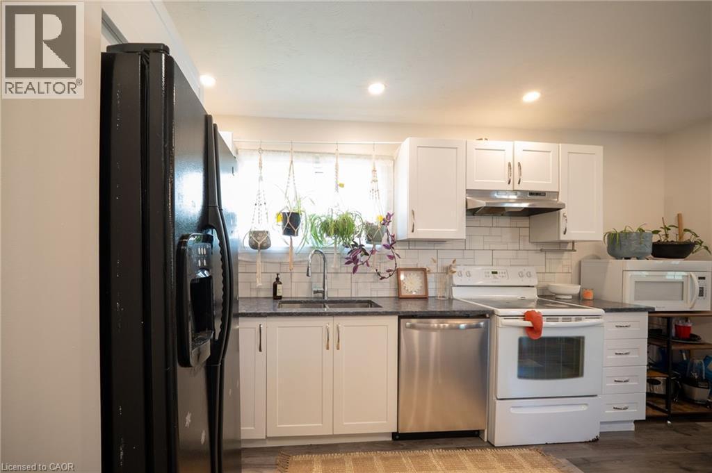 18 Armstrong Avenue, Hamilton, ON - Indoor Photo Showing Kitchen