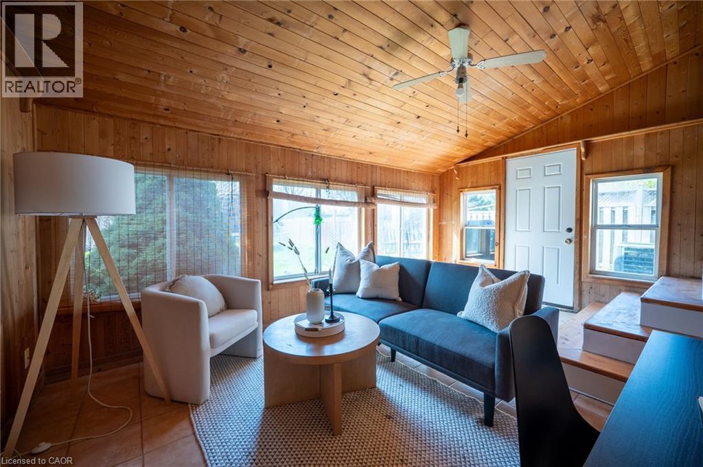 18 Armstrong Avenue, Hamilton, ON - Indoor Photo Showing Living Room