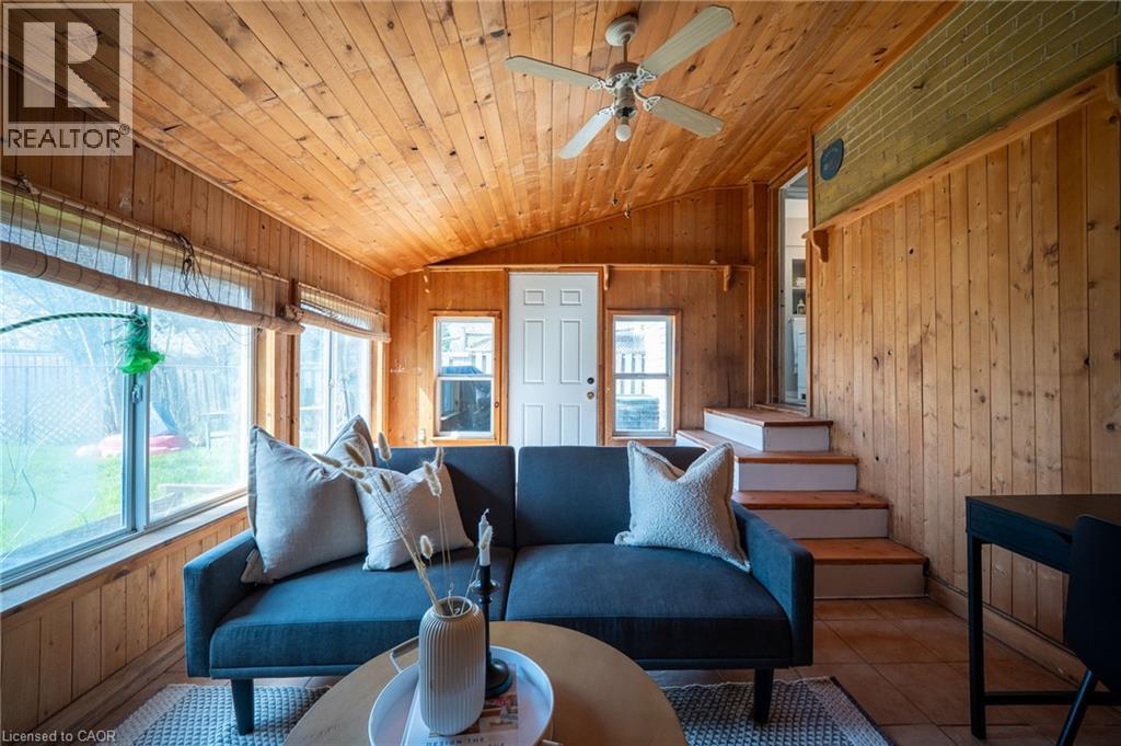 18 Armstrong Avenue, Hamilton, ON - Indoor Photo Showing Living Room