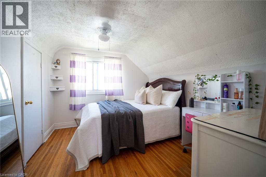 18 Armstrong Avenue, Hamilton, ON - Indoor Photo Showing Bedroom