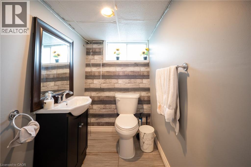 18 Armstrong Avenue, Hamilton, ON - Indoor Photo Showing Bathroom