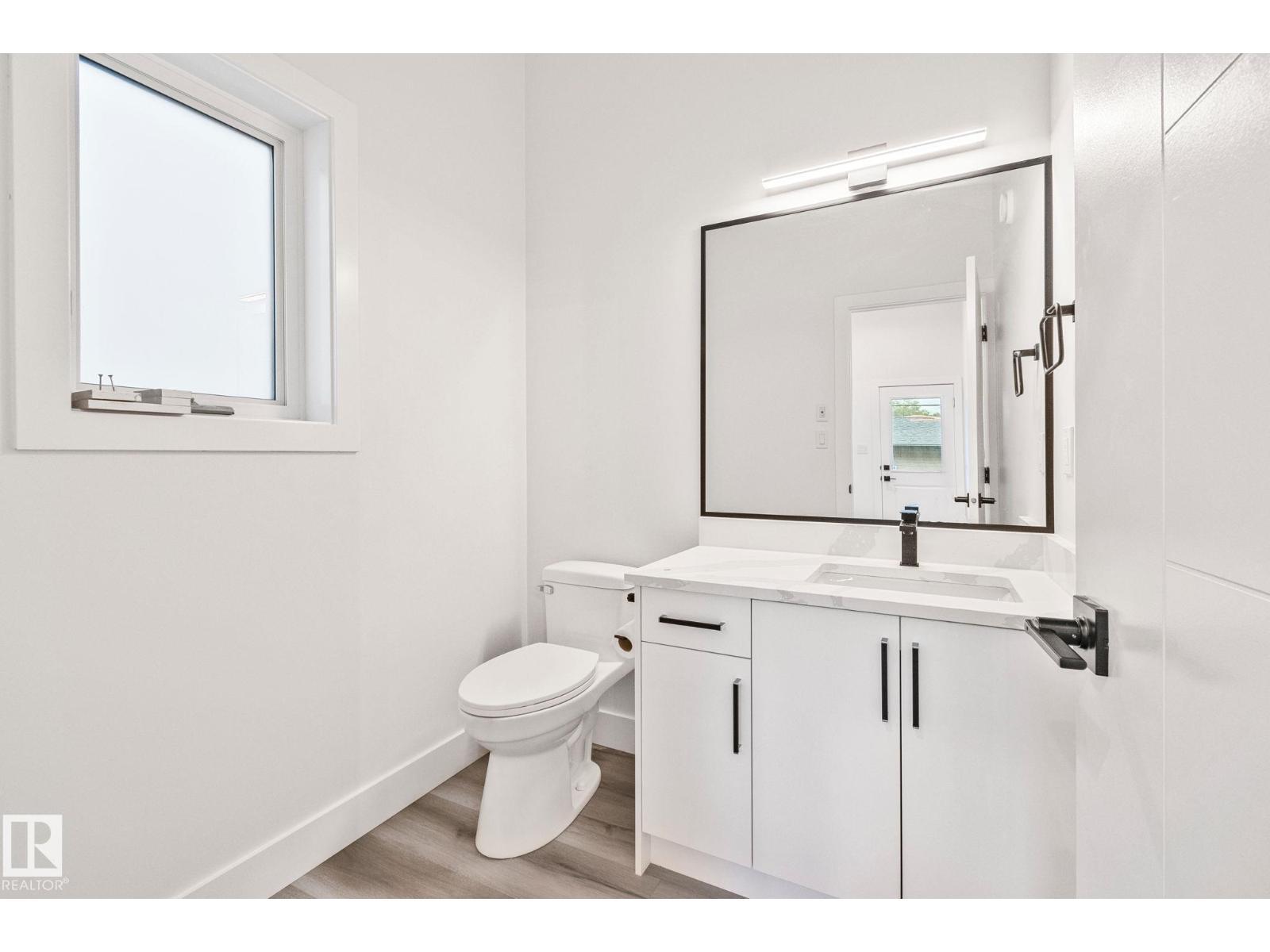 11032 128 St Nw, Edmonton, AB - Indoor Photo Showing Bathroom