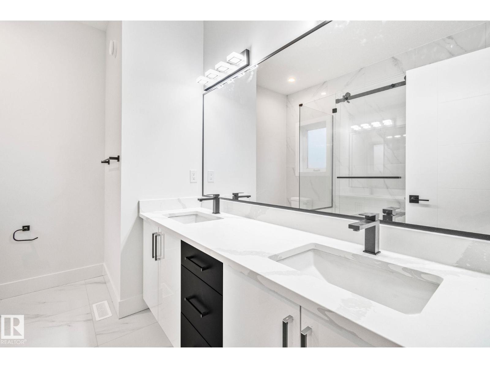 11032 128 St Nw, Edmonton, AB - Indoor Photo Showing Bathroom