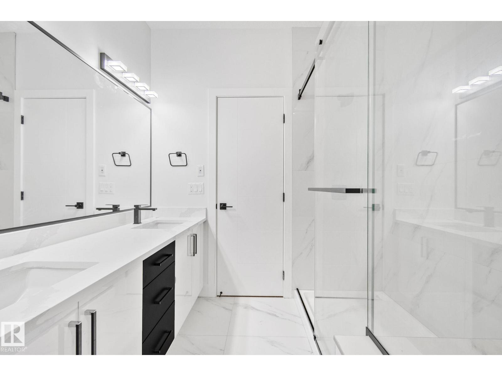 11032 128 St Nw, Edmonton, AB - Indoor Photo Showing Bathroom