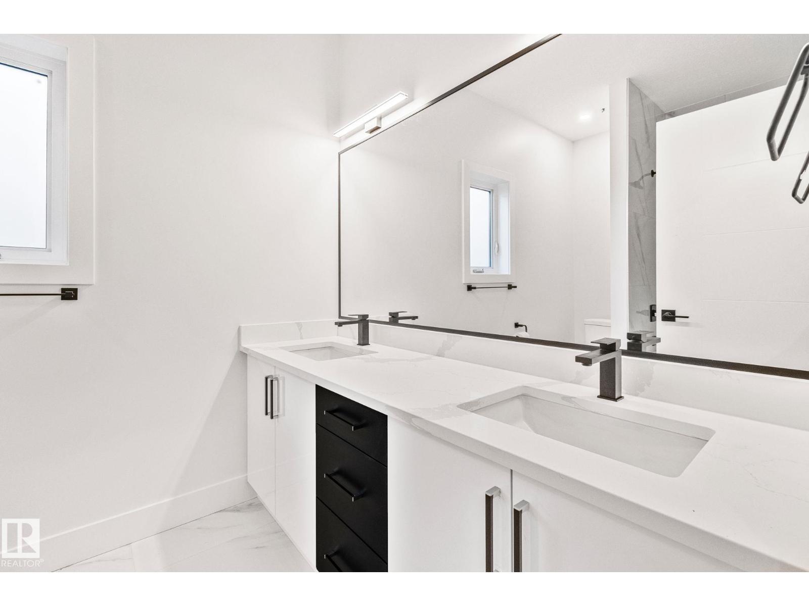 11032 128 St Nw, Edmonton, AB - Indoor Photo Showing Bathroom