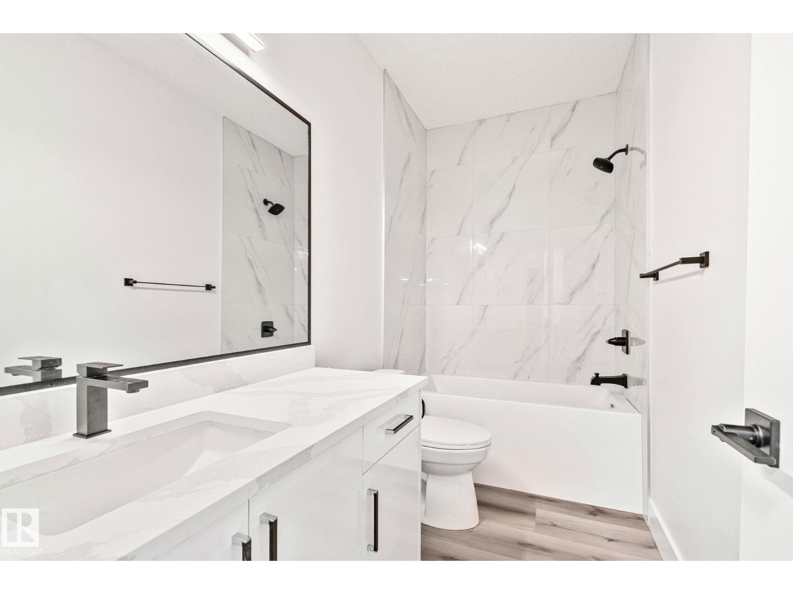 11032 128 St Nw, Edmonton, AB - Indoor Photo Showing Bathroom