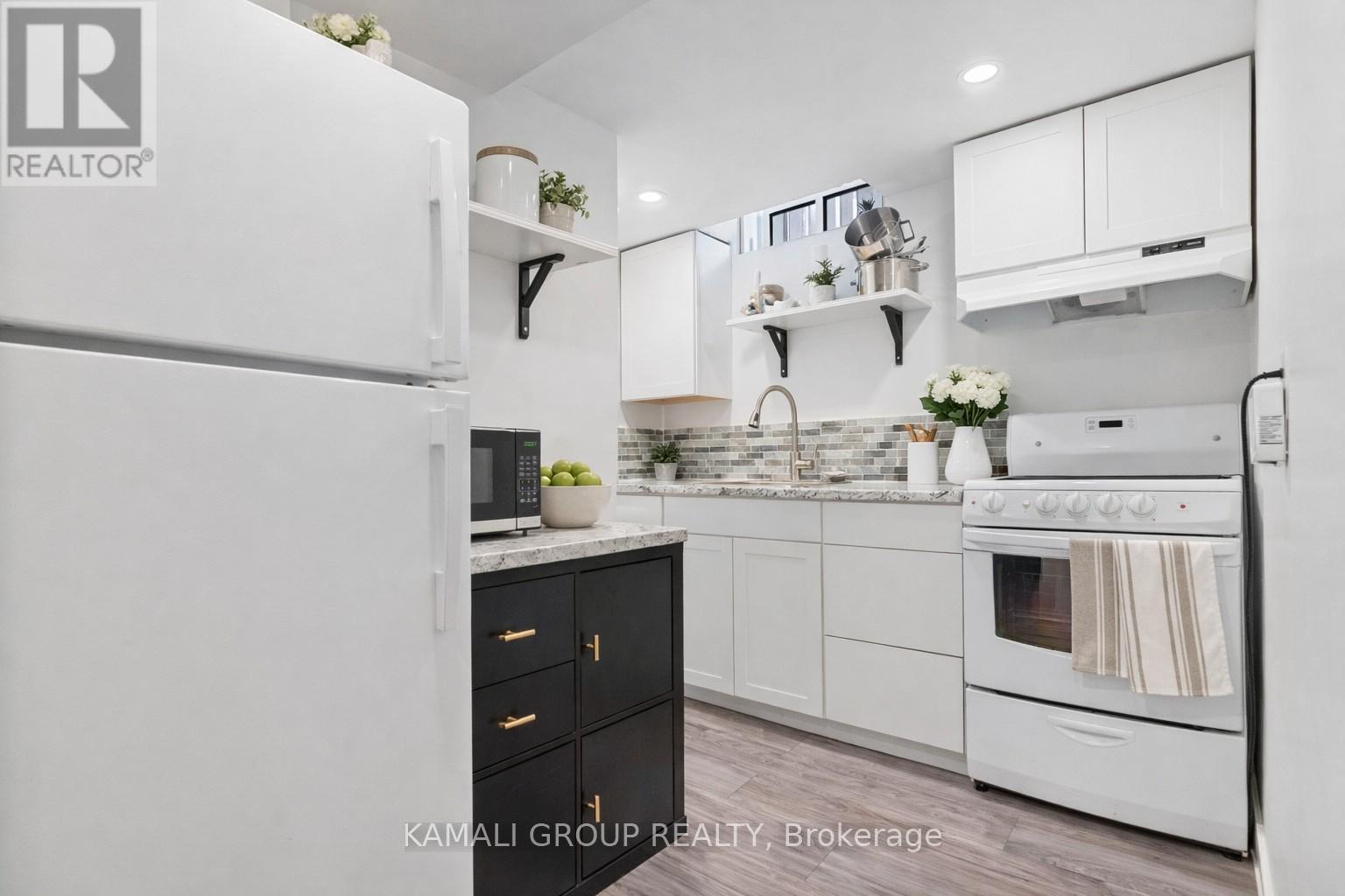 582 Lakeview Avenue, Oshawa, ON - Indoor Photo Showing Kitchen