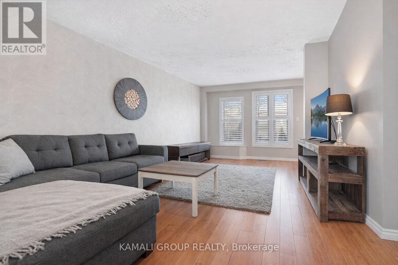 582 Lakeview Avenue, Oshawa, ON - Indoor Photo Showing Living Room