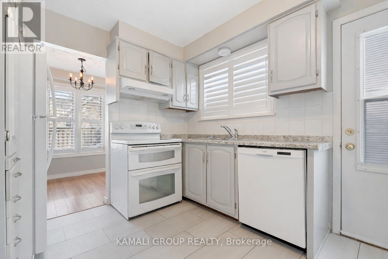 582 Lakeview Avenue, Oshawa, ON - Indoor Photo Showing Kitchen