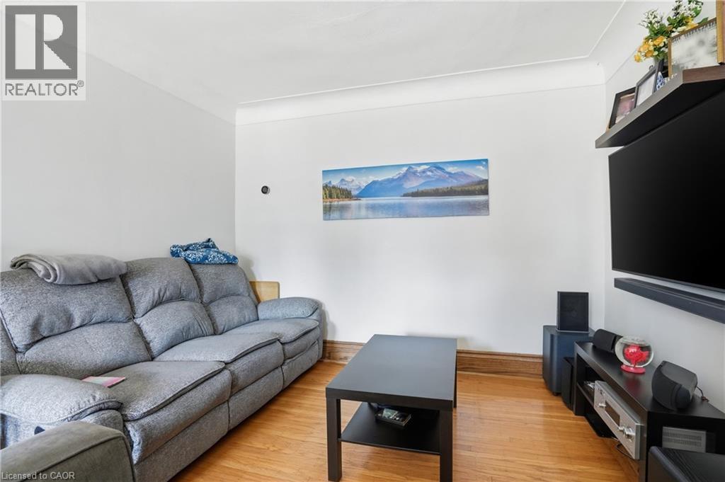 21 Weir Street N, Hamilton, ON - Indoor Photo Showing Living Room