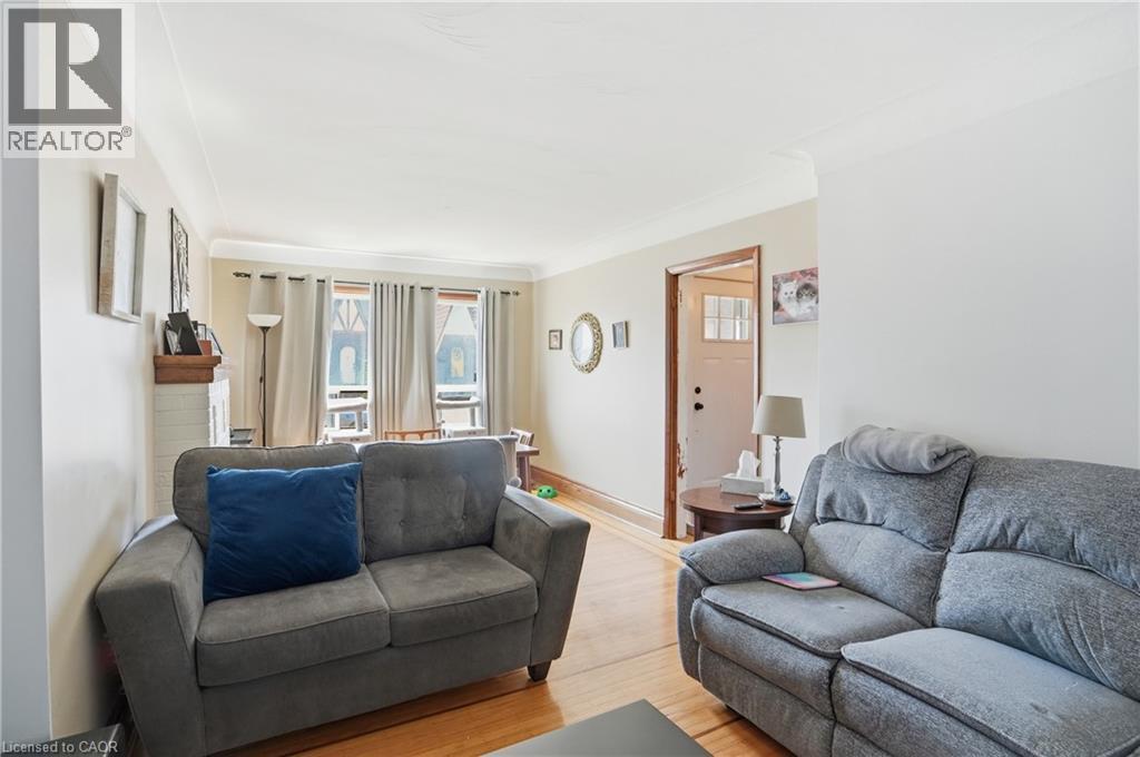 21 Weir Street N, Hamilton, ON - Indoor Photo Showing Living Room