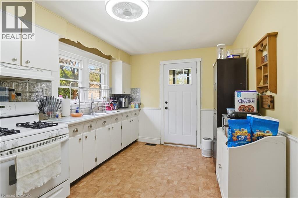 21 Weir Street N, Hamilton, ON - Indoor Photo Showing Kitchen