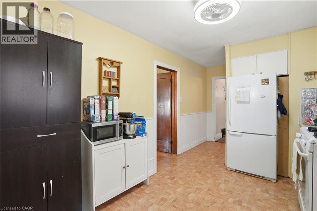 21 Weir Street N, Hamilton, ON - Indoor Photo Showing Kitchen