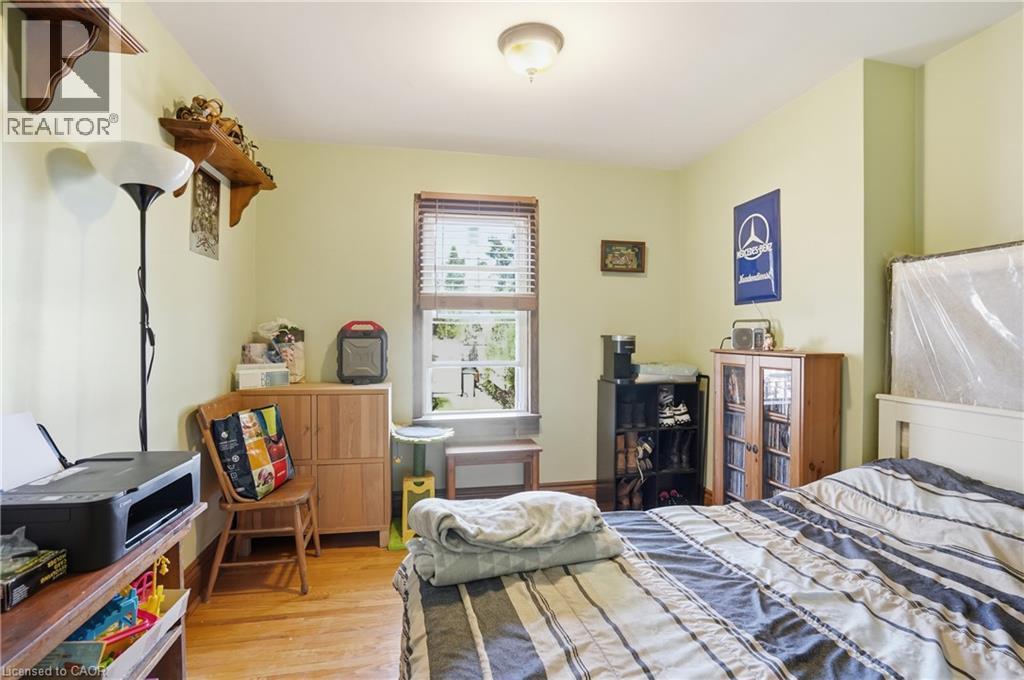 21 Weir Street N, Hamilton, ON - Indoor Photo Showing Bedroom