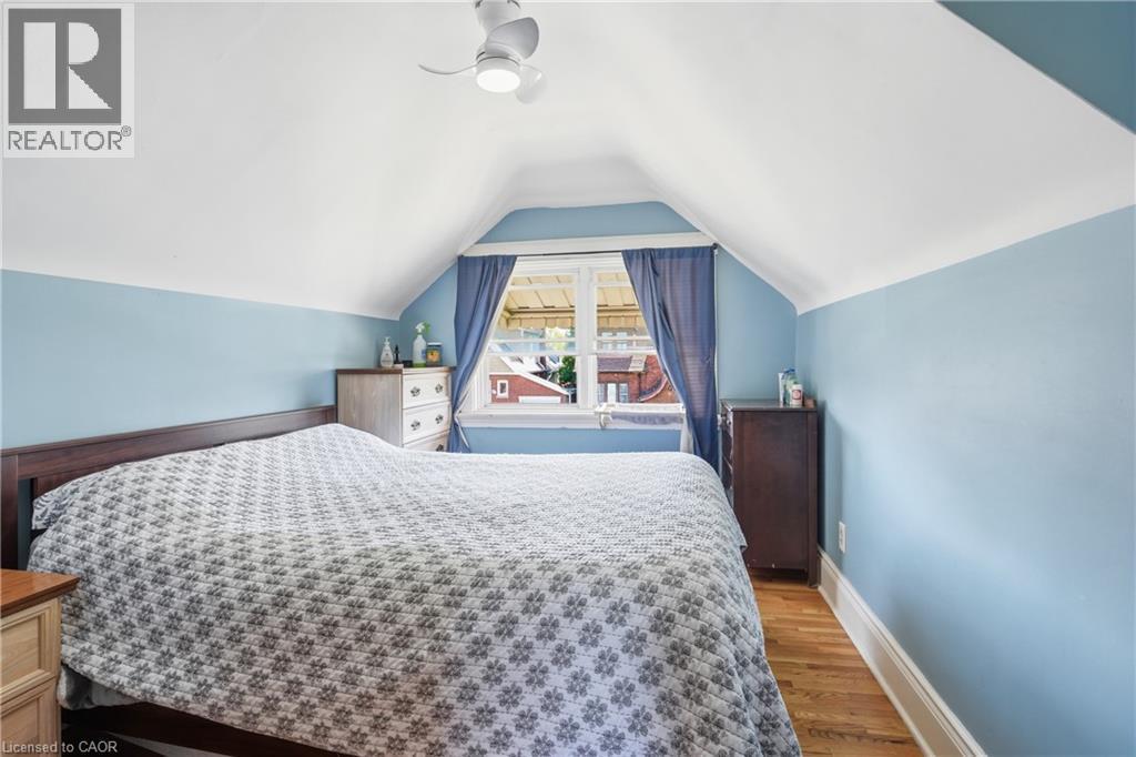 21 Weir Street N, Hamilton, ON - Indoor Photo Showing Bedroom
