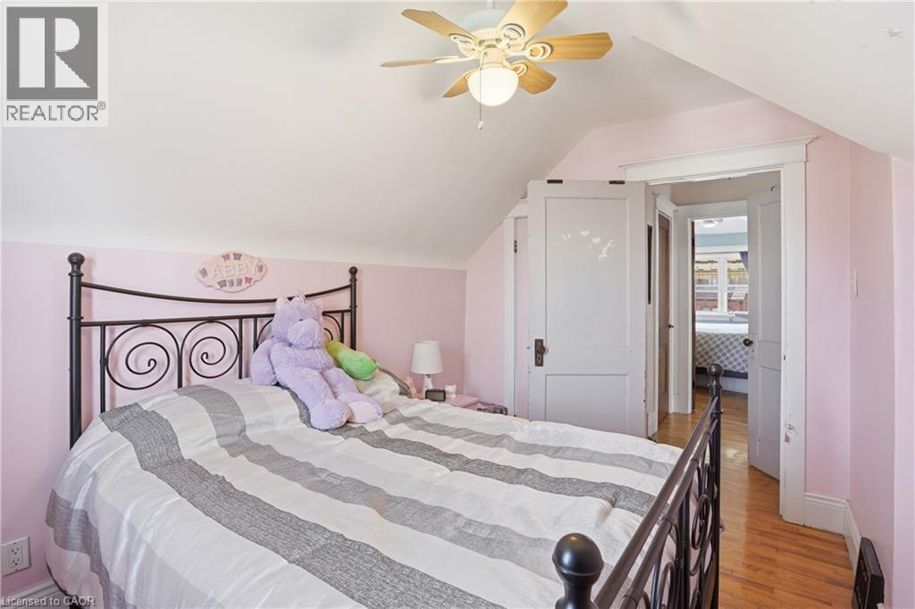 21 Weir Street N, Hamilton, ON - Indoor Photo Showing Bedroom