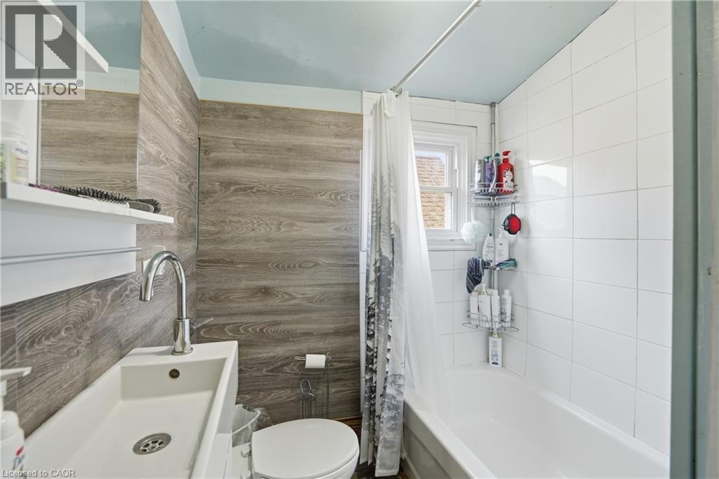 21 Weir Street N, Hamilton, ON - Indoor Photo Showing Bathroom