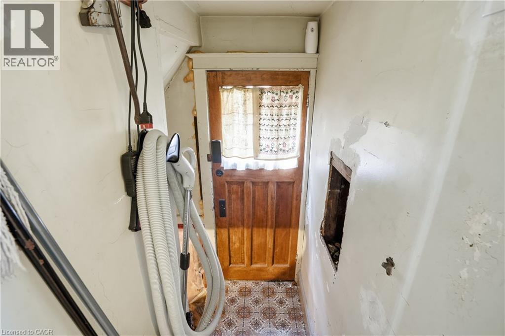 21 Weir Street N, Hamilton, ON - Indoor Photo Showing Other Room