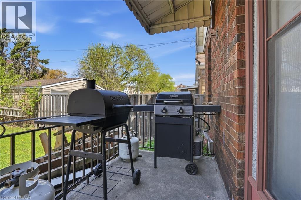 21 Weir Street N, Hamilton, ON - Outdoor With Exterior