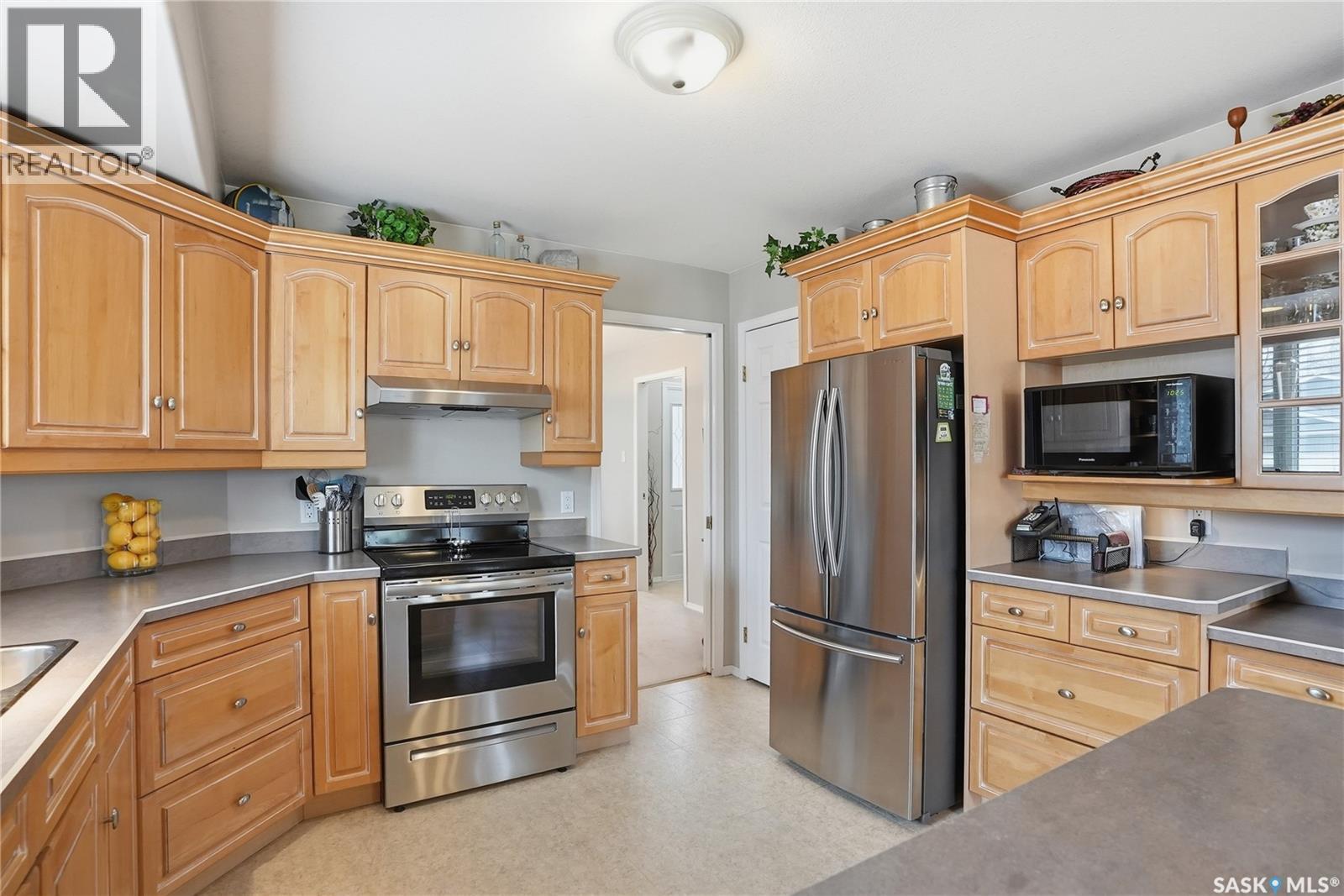 911 Chotem Crescent, Saskatoon, SK - Indoor Photo Showing Kitchen