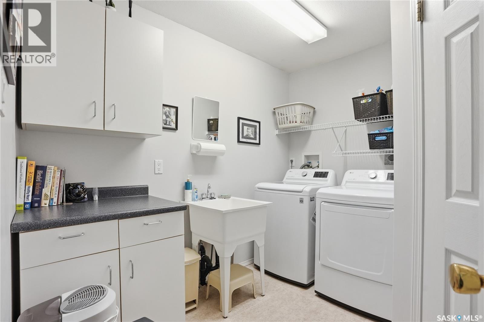 911 Chotem Crescent, Saskatoon, SK - Indoor Photo Showing Laundry Room