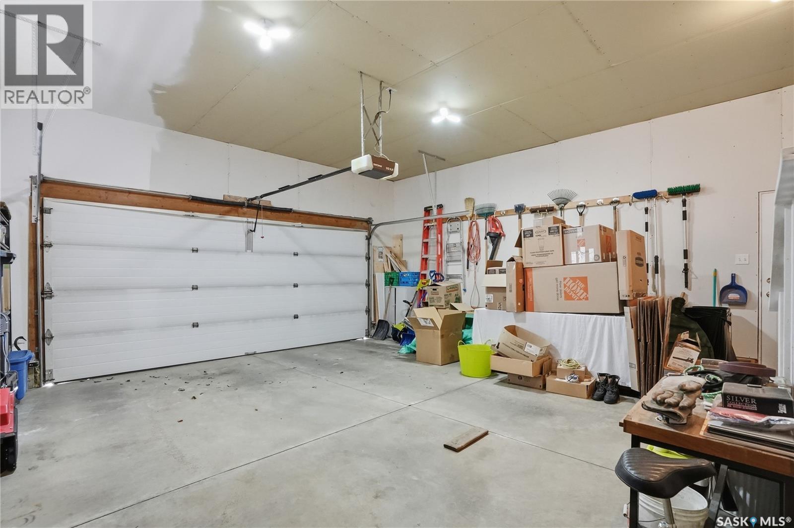 911 Chotem Crescent, Saskatoon, SK - Indoor Photo Showing Garage