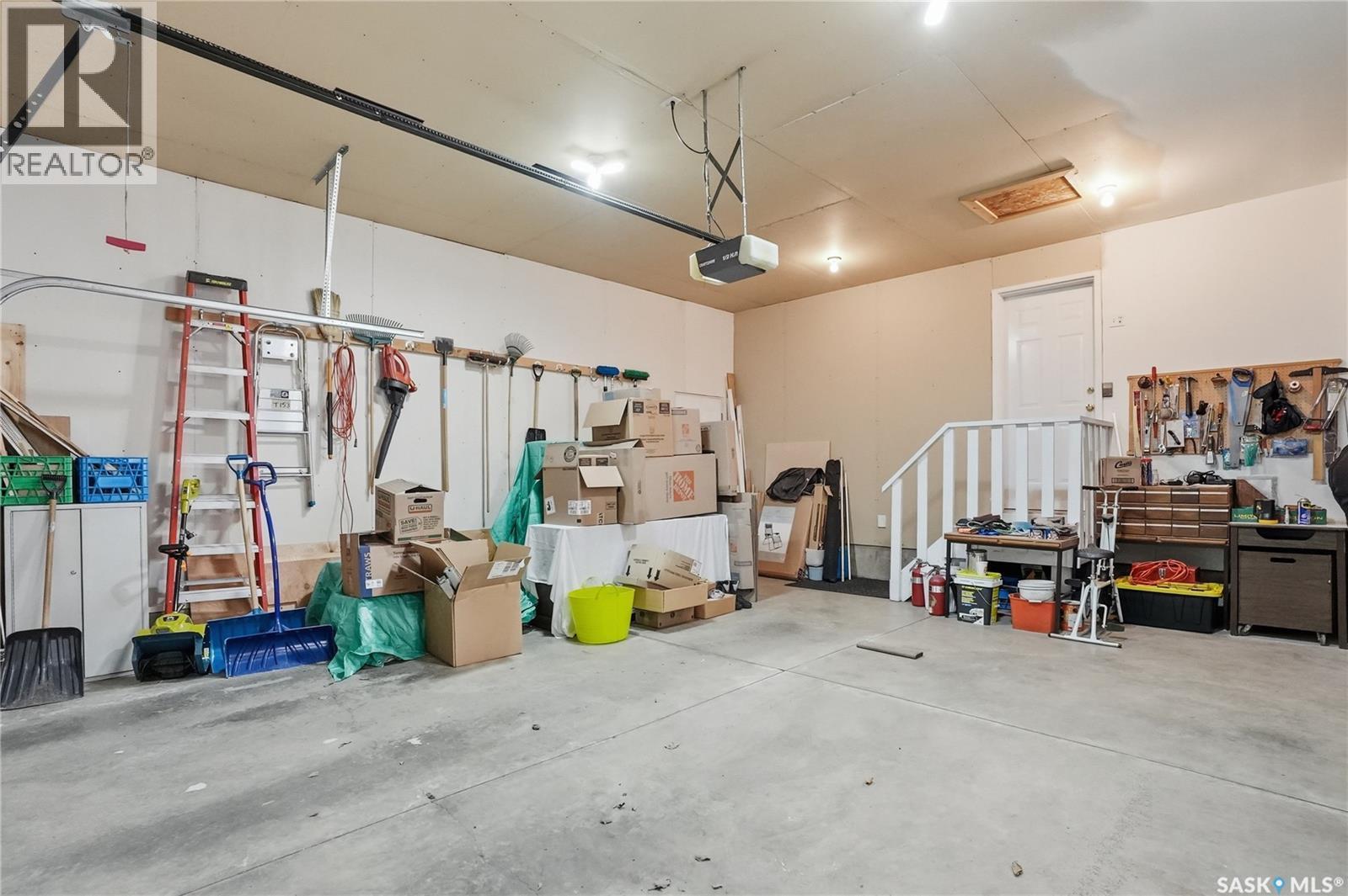 911 Chotem Crescent, Saskatoon, SK - Indoor Photo Showing Garage