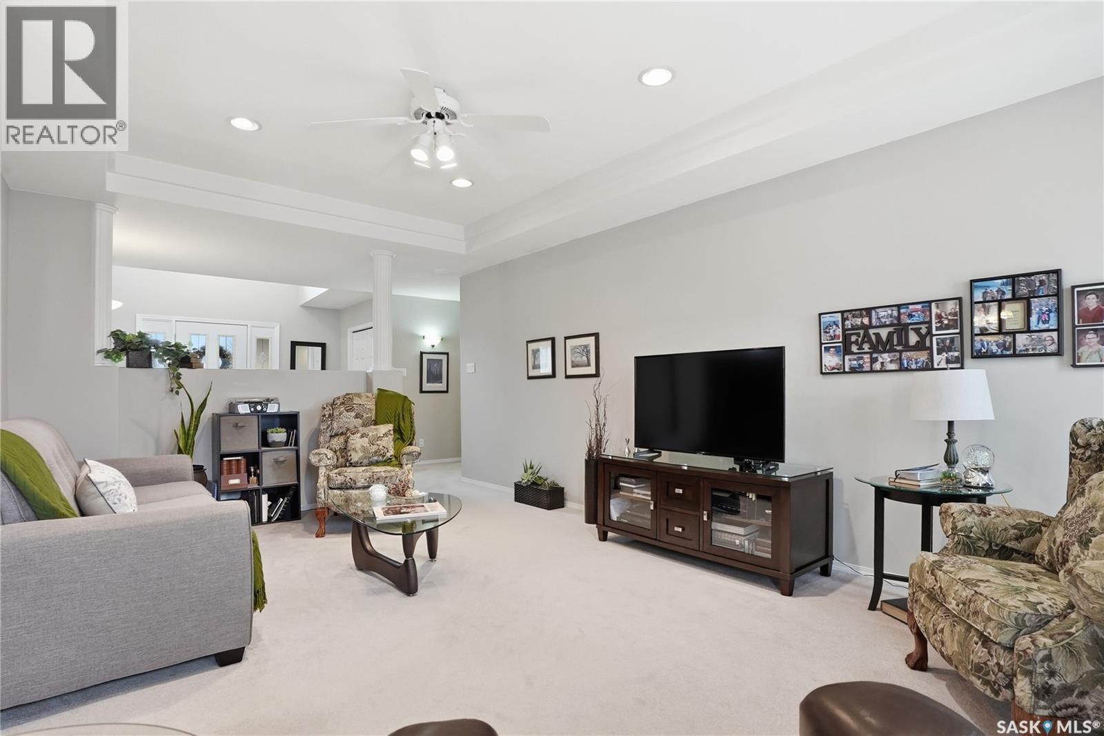 911 Chotem Crescent, Saskatoon, SK - Indoor Photo Showing Living Room