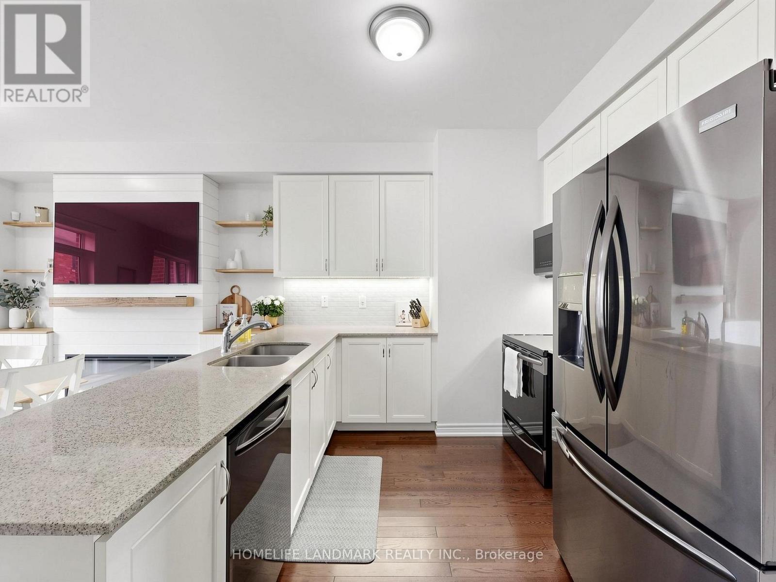 31 True Blue Crescent, Caledon, ON - Indoor Photo Showing Kitchen With Double Sink With Upgraded Kitchen