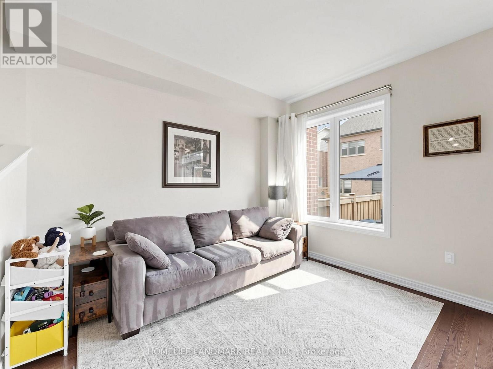 31 True Blue Crescent, Caledon, ON - Indoor Photo Showing Living Room