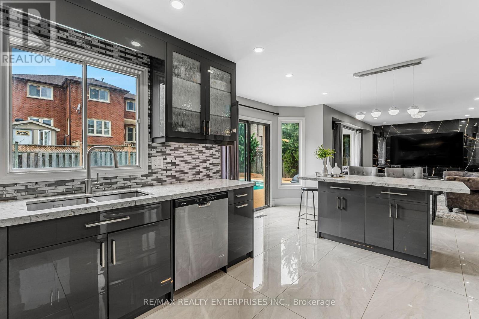 1221 Creekside Drive, Oakville, ON - Indoor Photo Showing Kitchen With Upgraded Kitchen