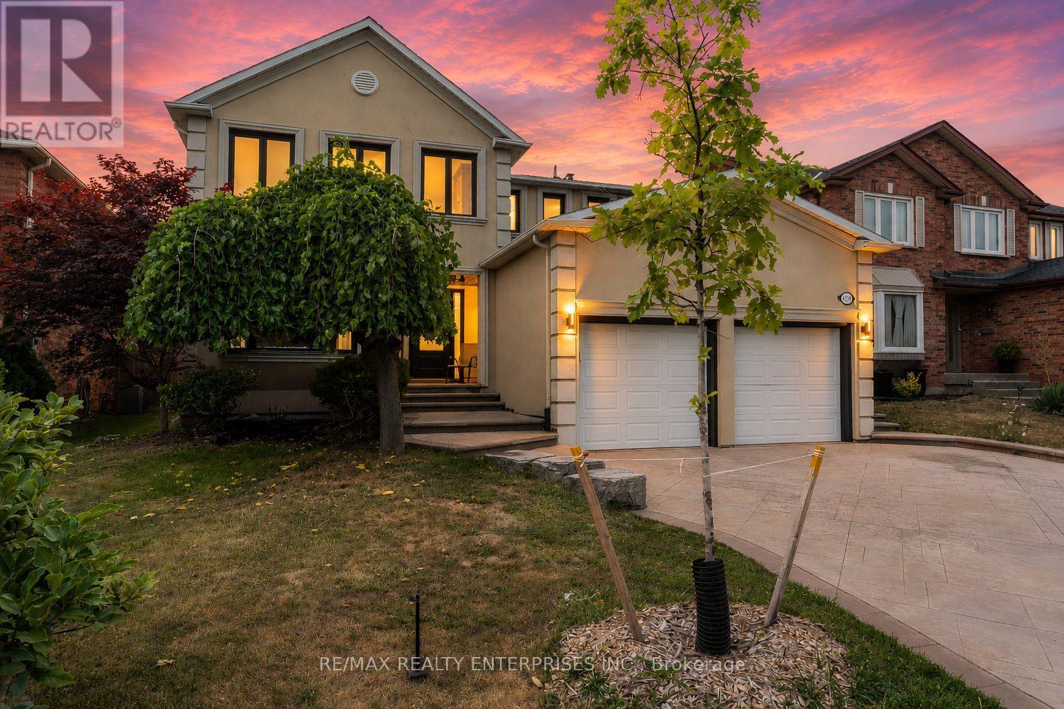 1221 Creekside Drive, Oakville, ON - Outdoor