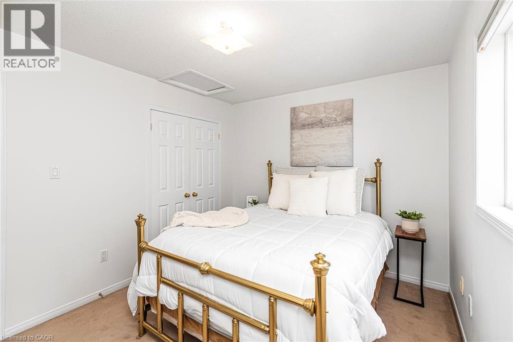 102 Moore Crescent, Ancaster, ON - Indoor Photo Showing Bedroom