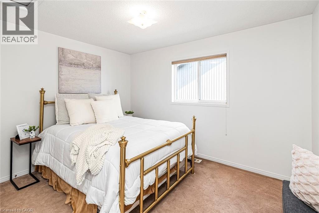 102 Moore Crescent, Ancaster, ON - Indoor Photo Showing Bedroom