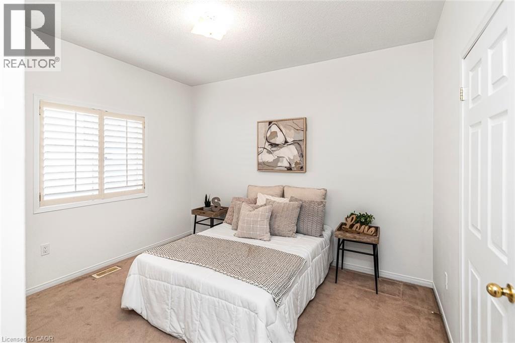 102 Moore Crescent, Ancaster, ON - Indoor Photo Showing Bedroom