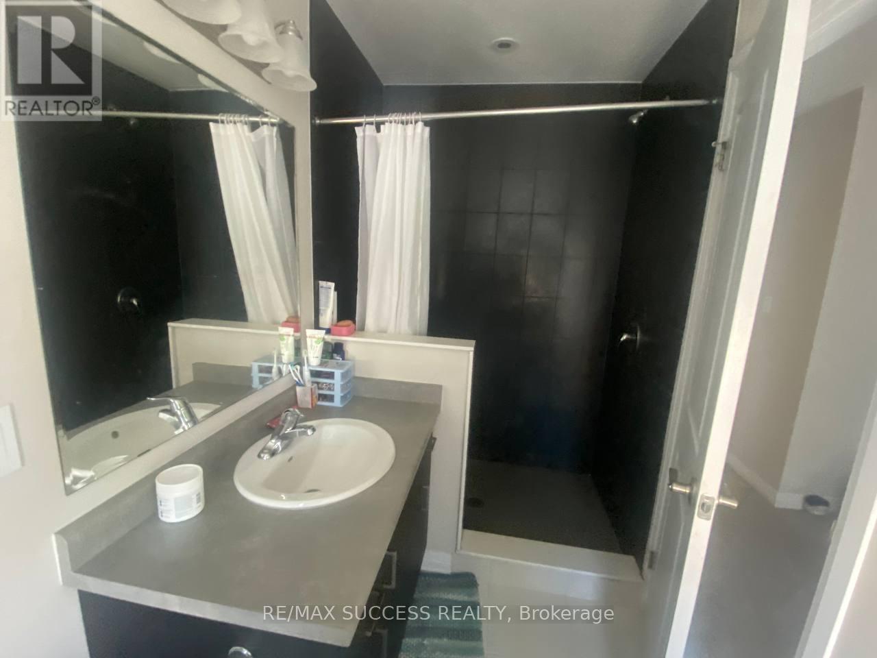 80 Progress Crescent, Kitchener, ON - Indoor Photo Showing Bathroom