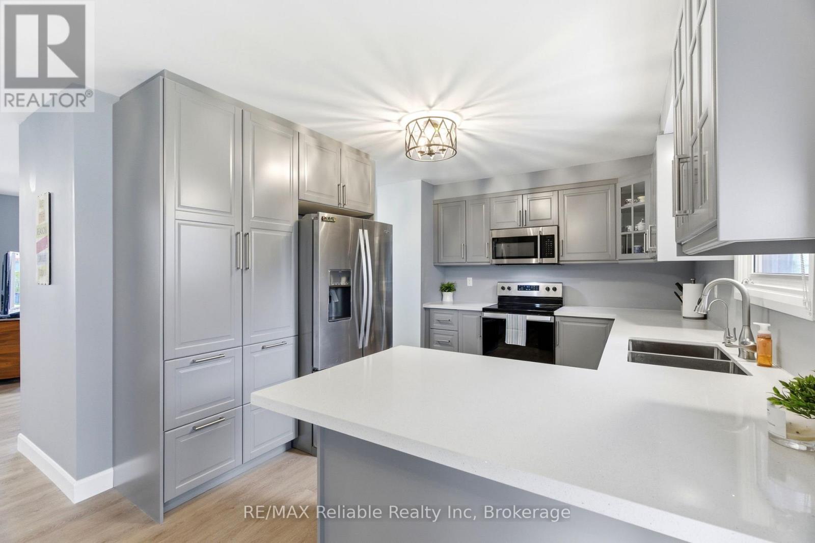 313 Krohmer Drive, Goderich (Goderich (Town)), ON - Indoor Photo Showing Kitchen With Double Sink With Upgraded Kitchen