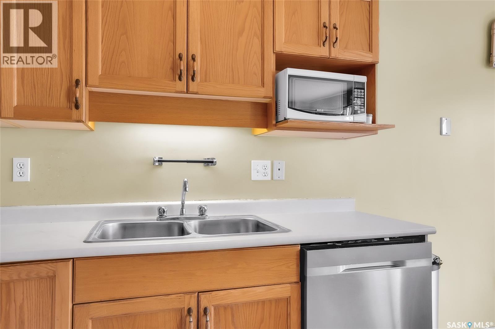 17 111 Fairbrother Crescent, Saskatoon, SK - Indoor Photo Showing Kitchen With Double Sink