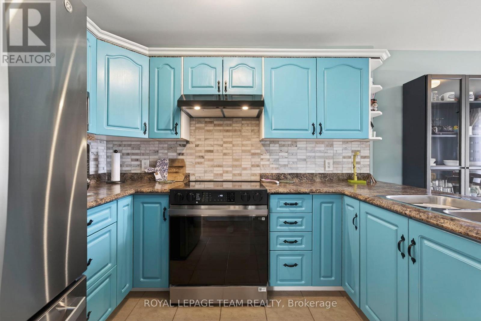 106 Hemlock Crescent, Cornwall, ON - Indoor Photo Showing Kitchen With Double Sink
