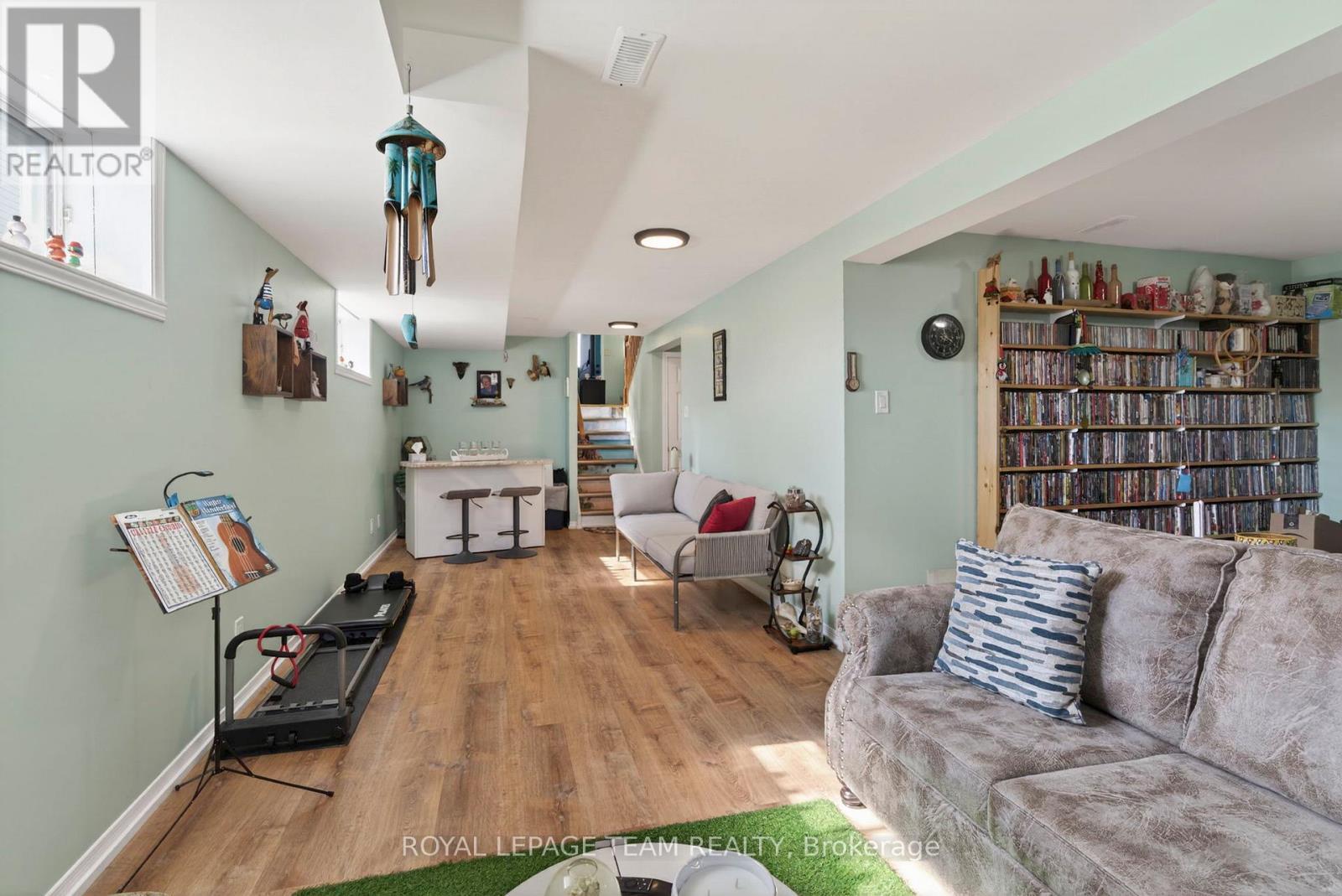 106 Hemlock Crescent, Cornwall, ON - Indoor Photo Showing Living Room