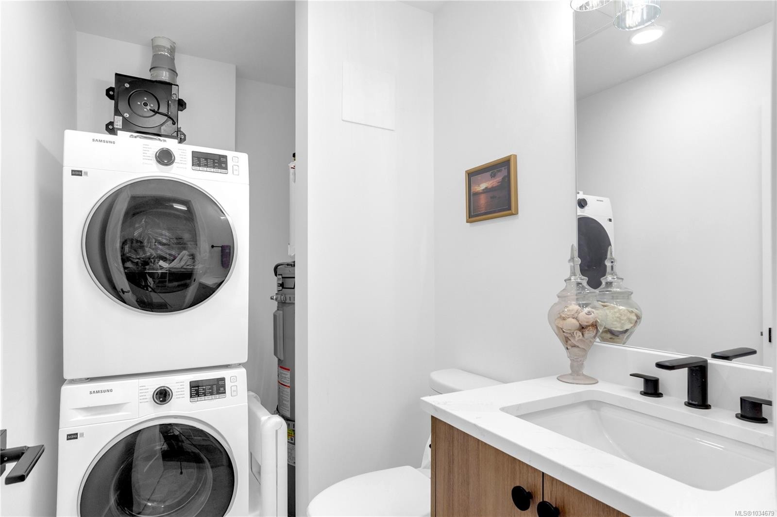 402-201 Dogwood Dr, Ladysmith, BC - Indoor Photo Showing Laundry Room