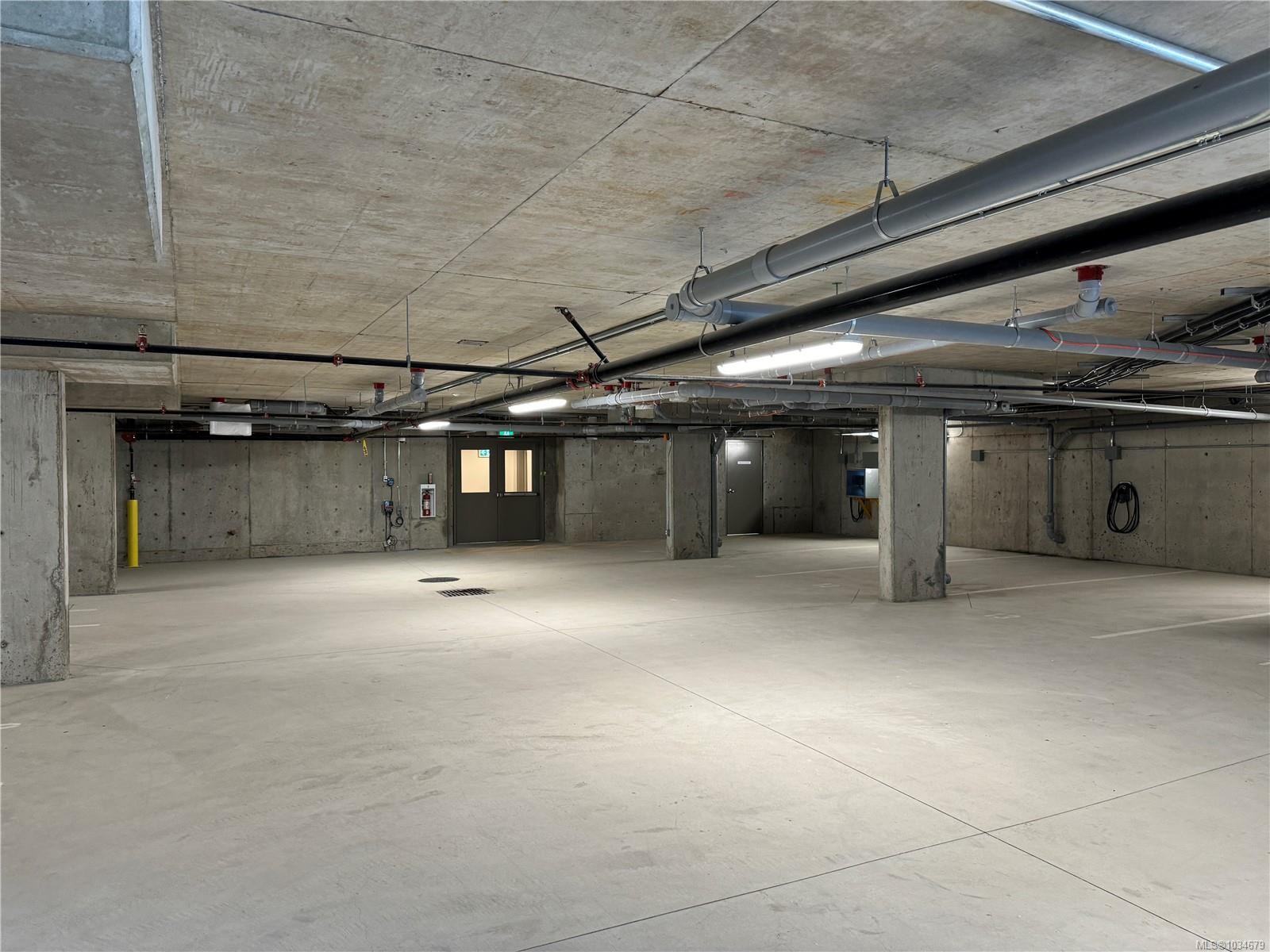 402-201 Dogwood Dr, Ladysmith, BC - Indoor Photo Showing Garage