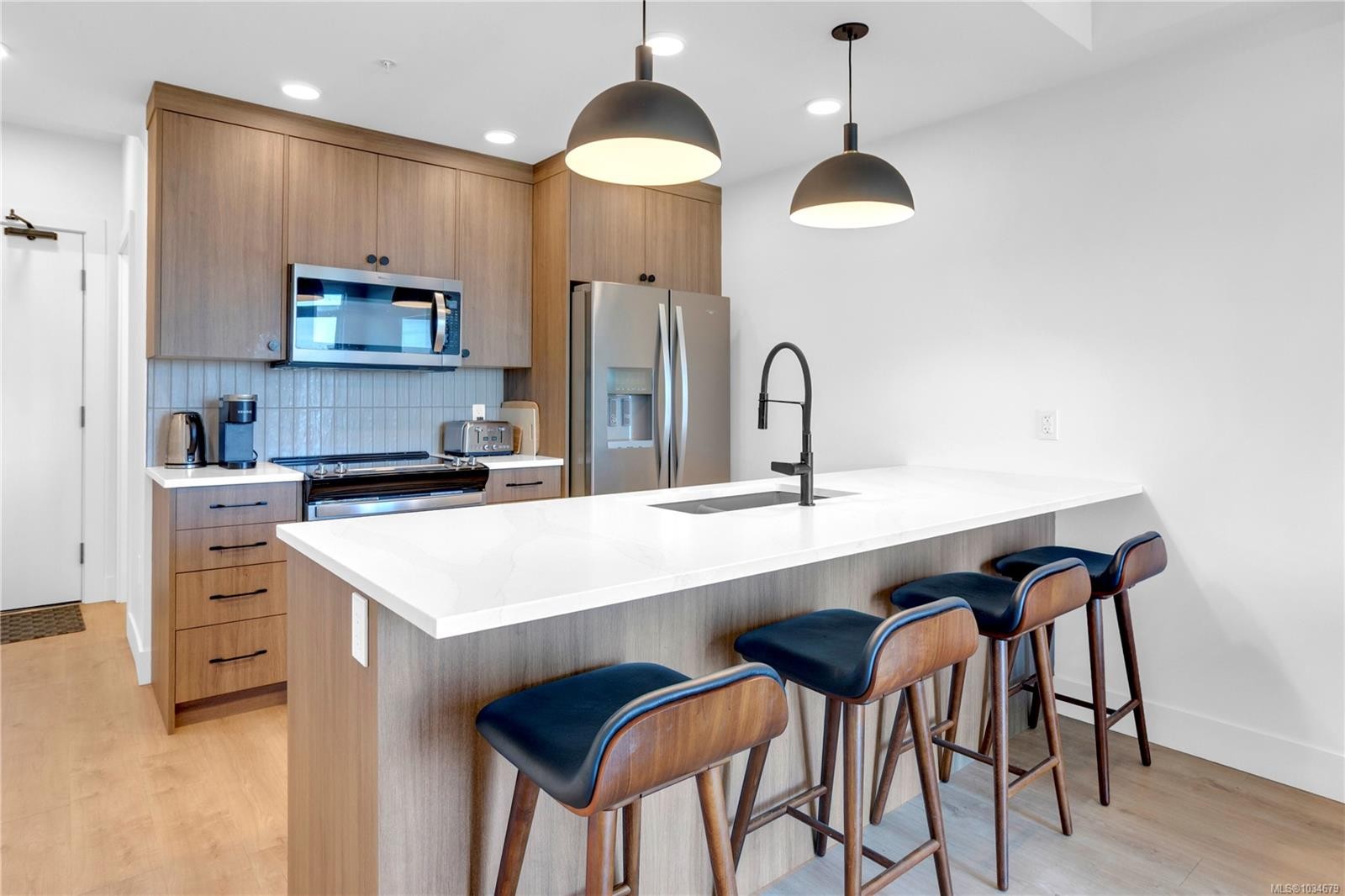 402-201 Dogwood Dr, Ladysmith, BC - Indoor Photo Showing Kitchen With Upgraded Kitchen