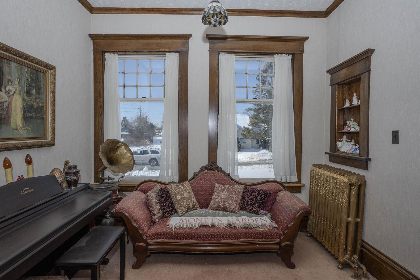 43 Summit Avenue, Thunder Bay, ON - Indoor Photo Showing Living Room