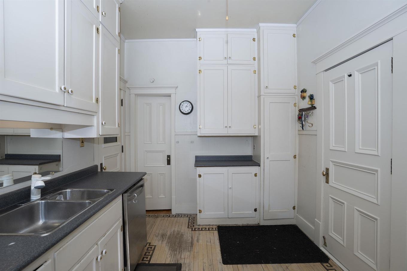 43 Summit Avenue, Thunder Bay, ON - Indoor Photo Showing Kitchen With Double Sink